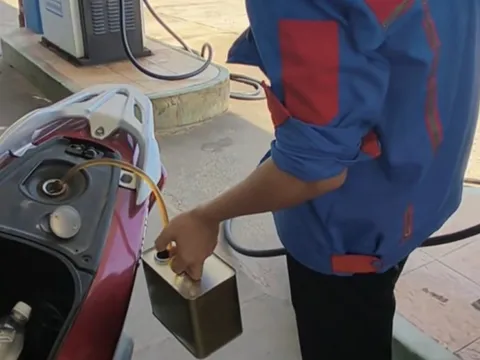 Cho thôi việc nhân viên cây xăng rút xăng của khách hàng vì không chấp nhận chuyển khoản