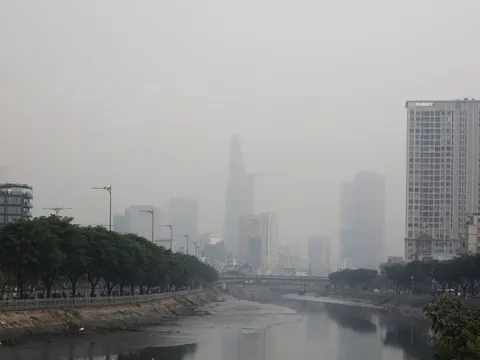Lý do bầu trời TPHCM sáng nay mờ đục khác thường
