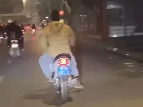 Tài xế đi xe máy biển xanh, không đội mũ bảo hiểm bị người dân ghi hình