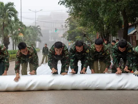 Bộ đội thi công đến 23h đêm, gắng rút ngắn tiến độ khắc phục sạt lở ở Khe Sanh