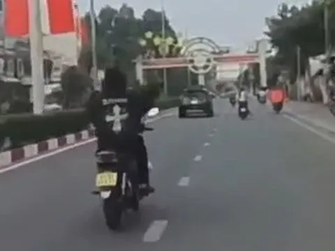 Buông hai tay khi chạy xe máy, nam sinh ở TP.HCM bị tịch thu xe