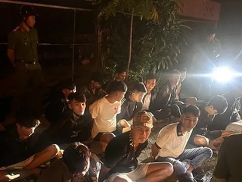 Công an chặn ô tô chở 20 thanh niên mang dao phóng lợn đi chém nhau