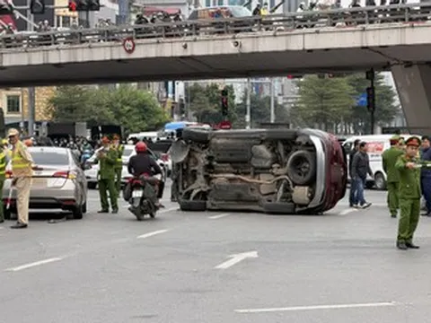 Hà Nội: Ô tô con lật nghiêng sau cú va chạm với 2 xe khác ở Ngã Tư Sở