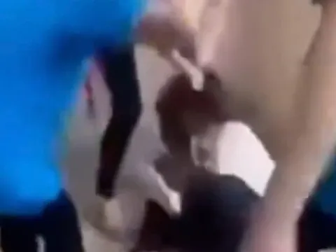 Xôn xao video nữ sinh lớp 8 bị đánh hội đồng trong trường học