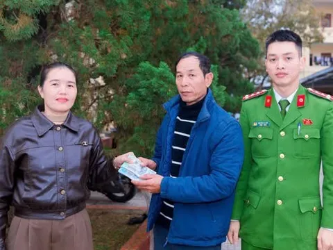 Nhờ công an tìm người để quên áo khoác có hơn 22 triệu đồng