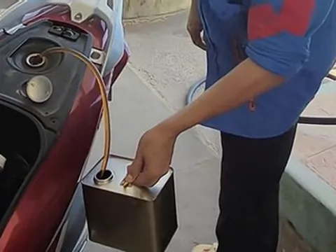 Từ chối thanh toán chuyển khoản, nhân viên cửa hàng hút lại xăng khiến khách dắt bộ 3km