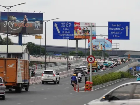 'Rối ren' bảng quảng cáo ngoài trời ở TP.HCM