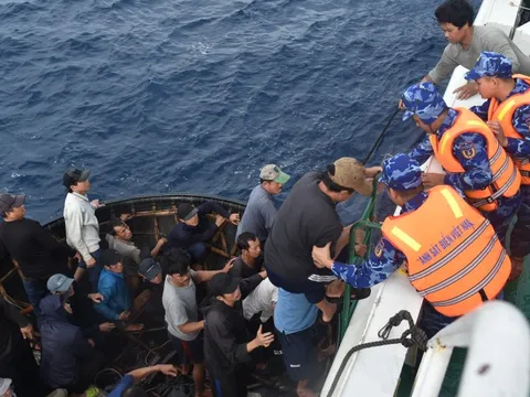 Hình ảnh tiếp nhận 52 ngư dân gặp nạn trên biển Trường Sa