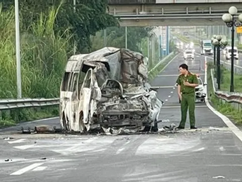 Cận cảnh hiện trường xe cứu thương cháy rụi, 3 người tử vong ở Đồng Nai