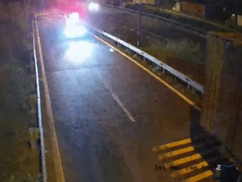 Khoảnh khắc xe cứu thương lao vào đuôi xe đầu kéo, 3 người tử vong