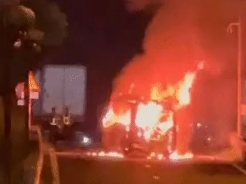 Ô tô cứu thương đâm vào xe đầu kéo rồi bốc cháy, 3 người tử vong