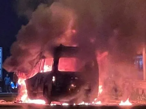 Xe cứu thương tông ô tô đầu kéo rồi bốc cháy dữ dội, 3 người tử vong thương tâm