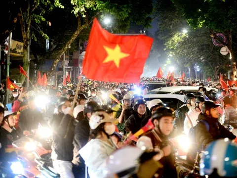 Người dân tràn ra đường 'đi bão' mừng U22 Việt Nam vô địch SEA Games 33