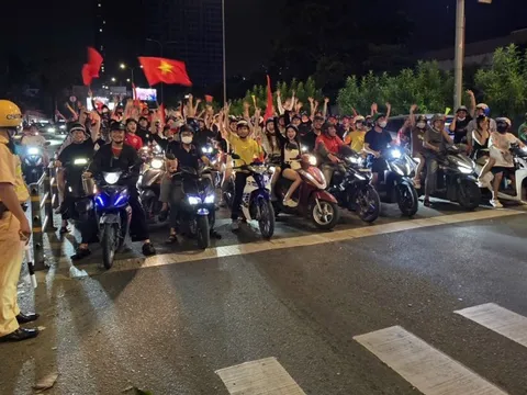 Xuống đường ăn mừng, nhưng không quên tuân thủ Luật Giao thông