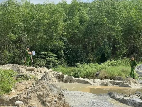 Phát hiện công ty đổ trộm hơn 700 tấn chất thải rắn