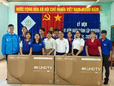 Đoàn thanh niên Báo Người Lao Động và TCL tặng trường học Khánh Hòa 50 tivi
