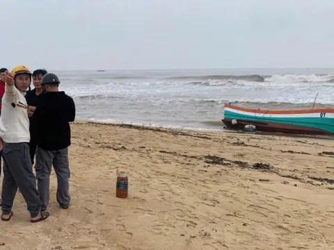 Tàu cá không người dạt vào bờ biển, để lại điện thoại
