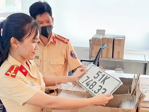 Đề xuất giảm 6 triệu đồng lệ phí cấp biển số ô tô tại Hà Nội và TP.HCM từ năm 2026