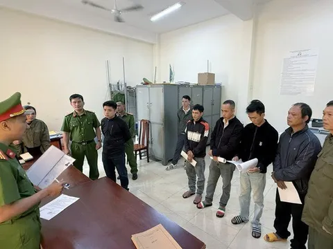 Bố mẹ và con trai bị khởi tố vì đánh nhau với hàng xóm