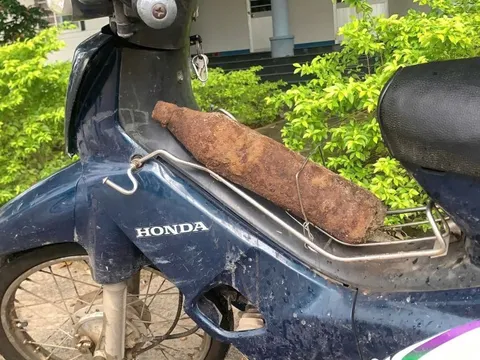 Phát hiện vật nghi là đạn pháo chưa nổ, liền chở đến... trụ sở công an