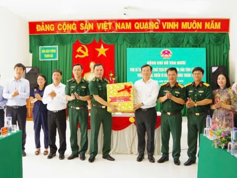 Chủ tịch UBND tỉnh Lâm Đồng thăm, tặng quà cán bộ, chiến sĩ Đồn Biên phòng Thanh Hải