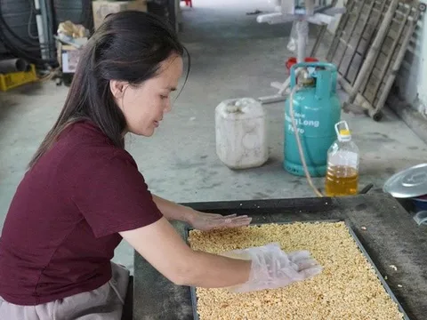 Làng bánh cốm Nghệ An vào vụ, đỏ lửa níu giữ hương quê