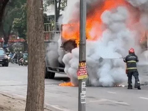 Hà Nội: Xe tải đang chạy trên phố Trần Thủ Độ bất ngờ bốc cháy ngùn ngụt