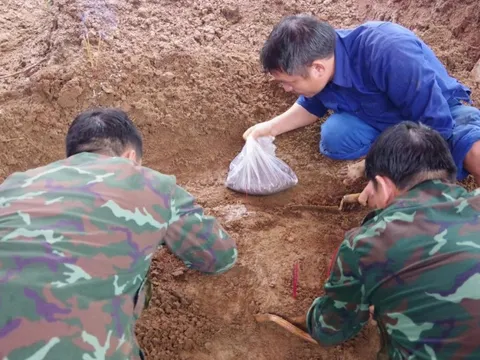 Phát hiện 4 hài cốt liệt sĩ cùng nhiều di vật trong vườn của một hộ gia đình ở Quảng Trị