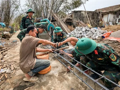 Bộ đội dựng lại mái ấm cho dân trước Tết