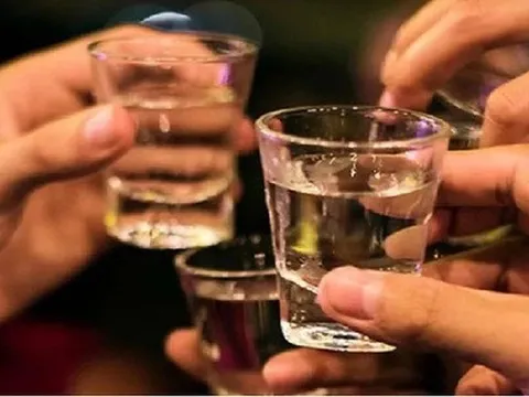 Một người tử vong, nhiều người nhập viện cấp cứu nghi do ngộ độc rượu