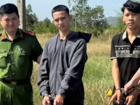 Tạm giữ 2 kẻ liều lĩnh cướp túi xách của cô gái khi đang di chuyển trên đường