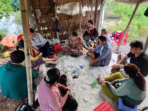 Bắt quả tang 7 “quý bà” và 4 người đàn ông đánh bạc tại căn chòi giữa vườn chanh