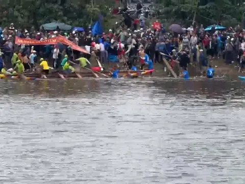 CLIP: Các vận động viên đánh nhau náo loạn lễ hội đua ghe ở Huế