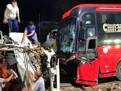 Bị xe khách lấn làn tông trực diện, vợ chồng tài xế xe tải bị thương, kẹt trong ca bin