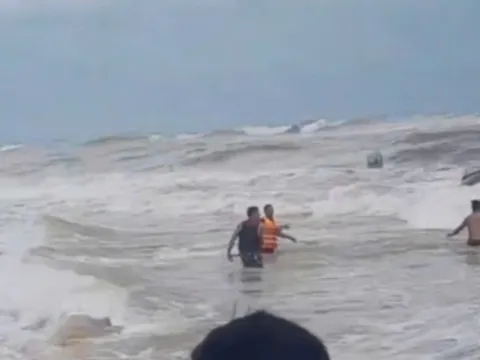 Huế: Livestream kêu gọi dân làng ra cứu nạn ngư dân bị lật thuyền