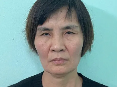 Bắt người phụ nữ đánh cô gái 19 tuổi, ép quỳ gối khi xin lại đồ rơi