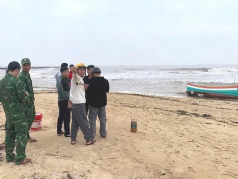 Tàu cá không người dạt vào bờ biển: Tìm thấy thi thể ngư dân mất tích