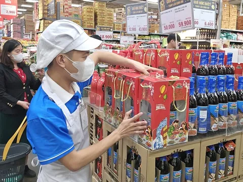 Hàng Tết lên kệ sớm: Nguồn cung dồi dào, giá ra sao?