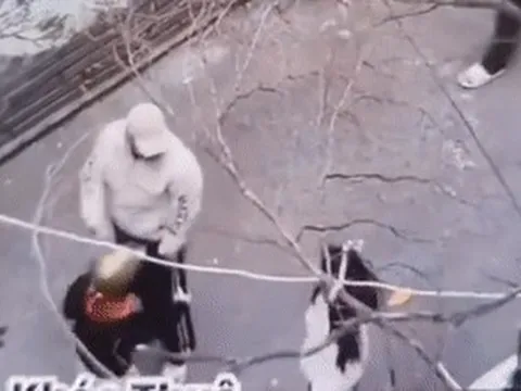 Vụ bắt nữ sinh ở Hà Nội quỳ xin lại gói hàng: Nhân chứng kể lại phút náo loạn