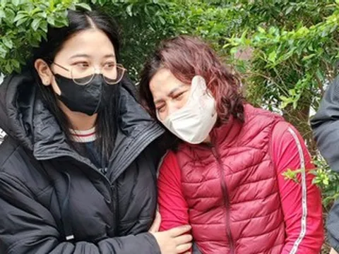 Tiểu thương ở Hà Nội òa khóc: 'Dồn hết vốn nhập hàng bán Tết, giờ thành than'