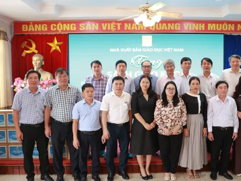 Niềm vui của học sinh khi đón nhận SGK mới sau bão