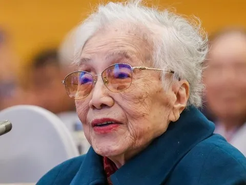 Bà Nguyễn Thị Bình là đại biểu cao tuổi nhất dự Đại hội Thi đua yêu nước