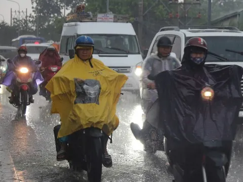 Chiều nay, mưa trái mùa trút xuống TPHCM, nguyên nhân do đâu?