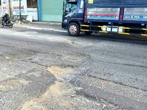 Cận cảnh đường gần 700 tỷ xuống cấp, ô tô tràn cả vào làn xe máy