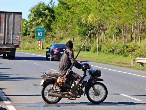 Người dân băng ngang đường cao tốc Liên Khương - Prenn vì thiếu đường gom