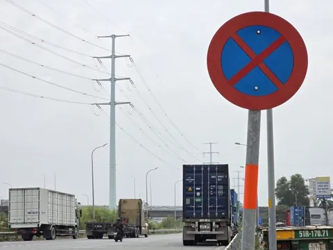 Xe đầu kéo, container đậu hàng dài trên đường dẫn cao tốc, hướng ra đường Võ Chí Công dù có biển cấm