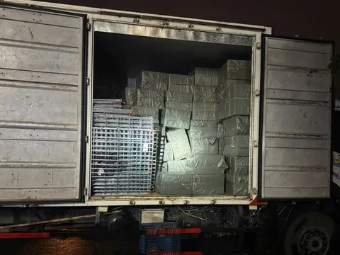 Kiểm tra xe tải đỗ bên đường, phát hiện số thuốc lá lậu trị giá gần 2 tỷ đồng