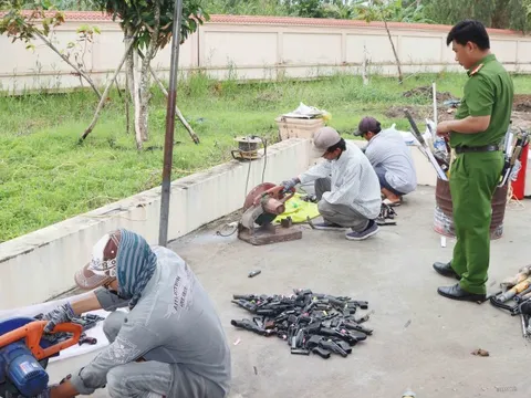 Tiêu hủy hàng trăm vũ khí, công cụ hỗ trợ, đồ chơi nguy hiểm