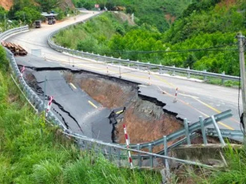 Thông xe có điều kiện qua đèo Khánh Lê sau hơn một tháng tê liệt