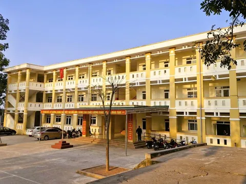 Trường học xây gần 8 tỉ đồng bỏ không, học sinh phải xin học nhờ